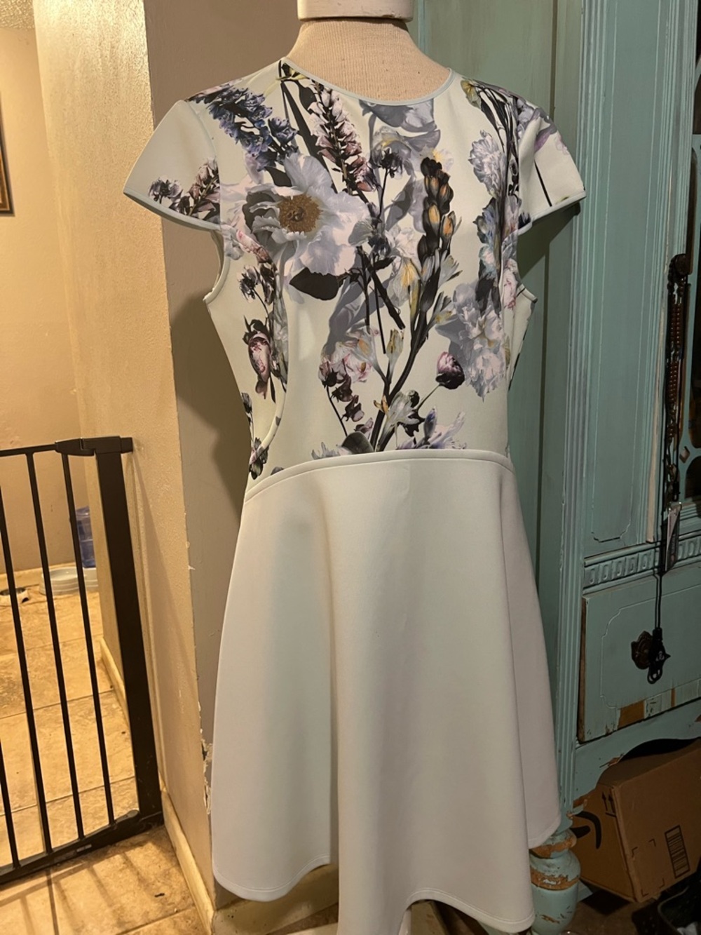 Ted Baker  Dress Structured Silhouette Floral Cap Sleeve Size 5 US 12 Fit Flair